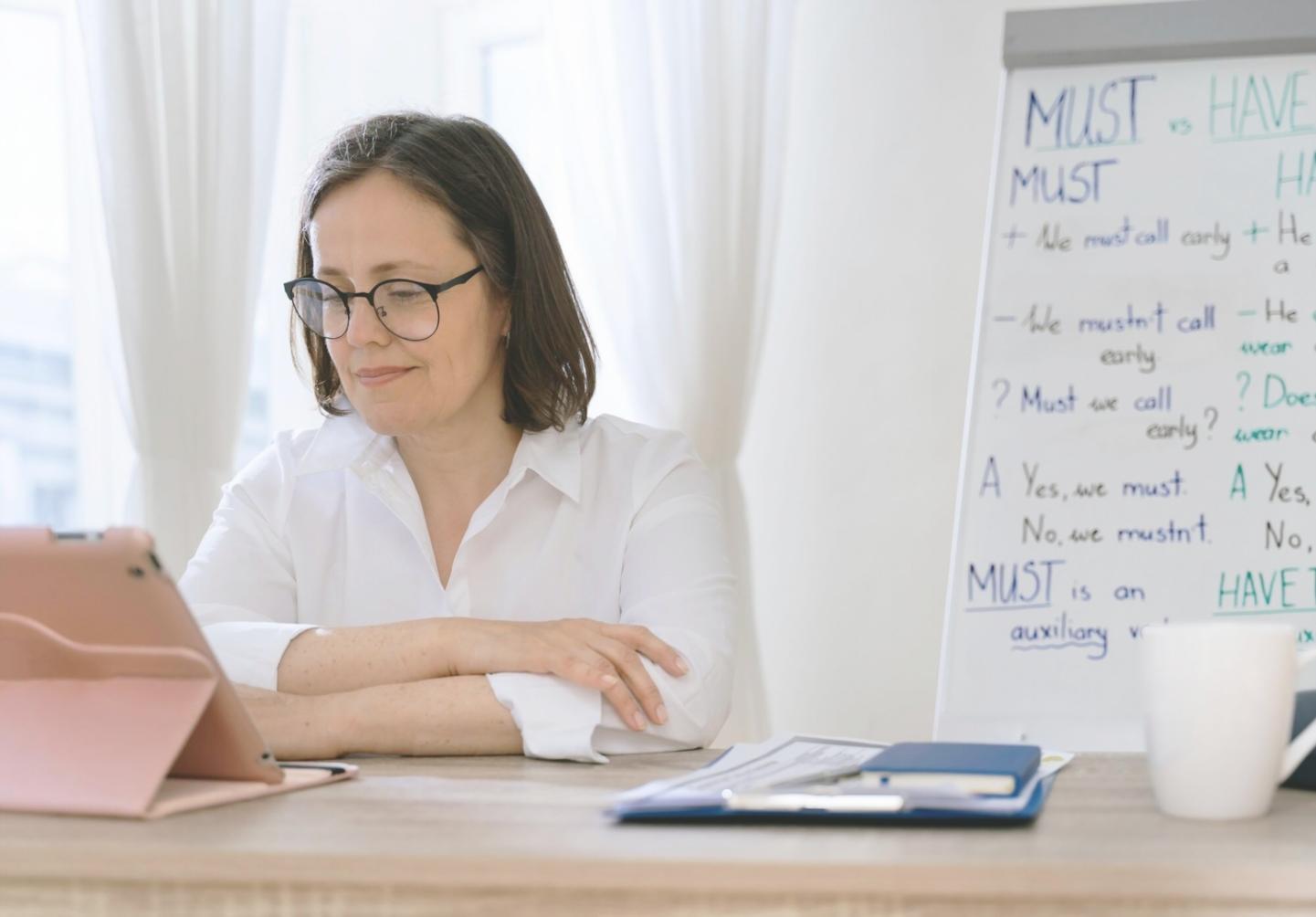 Moderne Lernumgebung mit digitalen Ressourcen für Finanzbildung